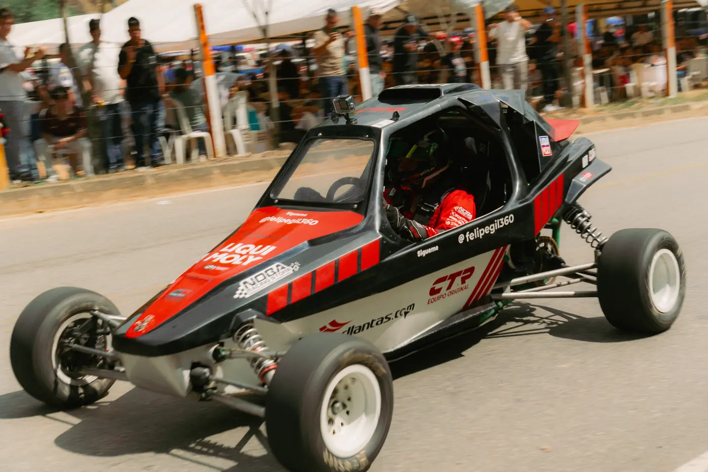 Buggy de competencia rojo y negro