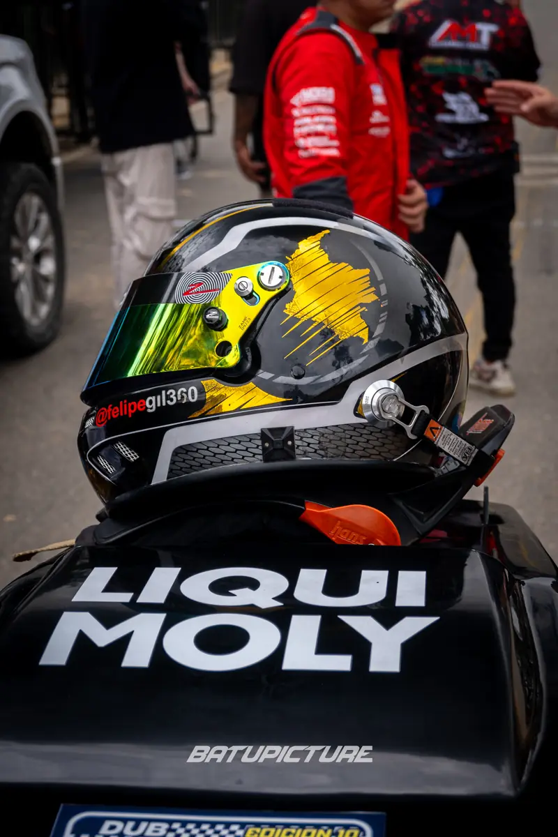 Casco de piloto con visera dorada