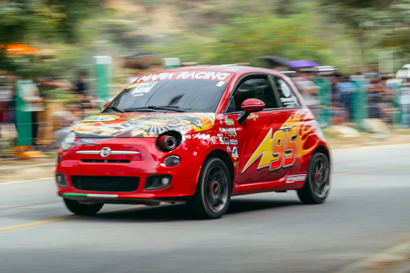 Fiat 500 rojo de competencia en la pista