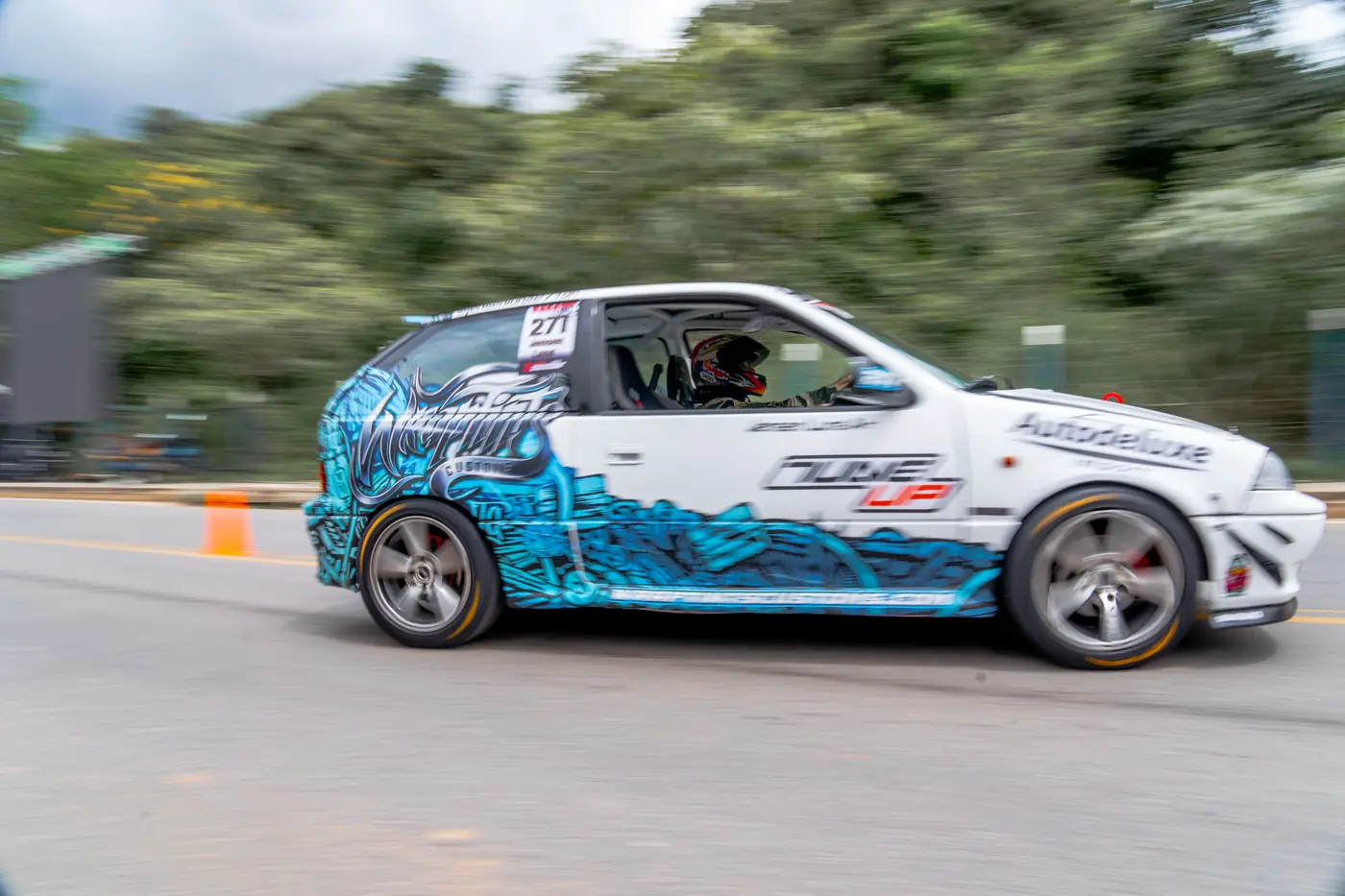 Hatchback con gráfica azul y blanca en plena pasada