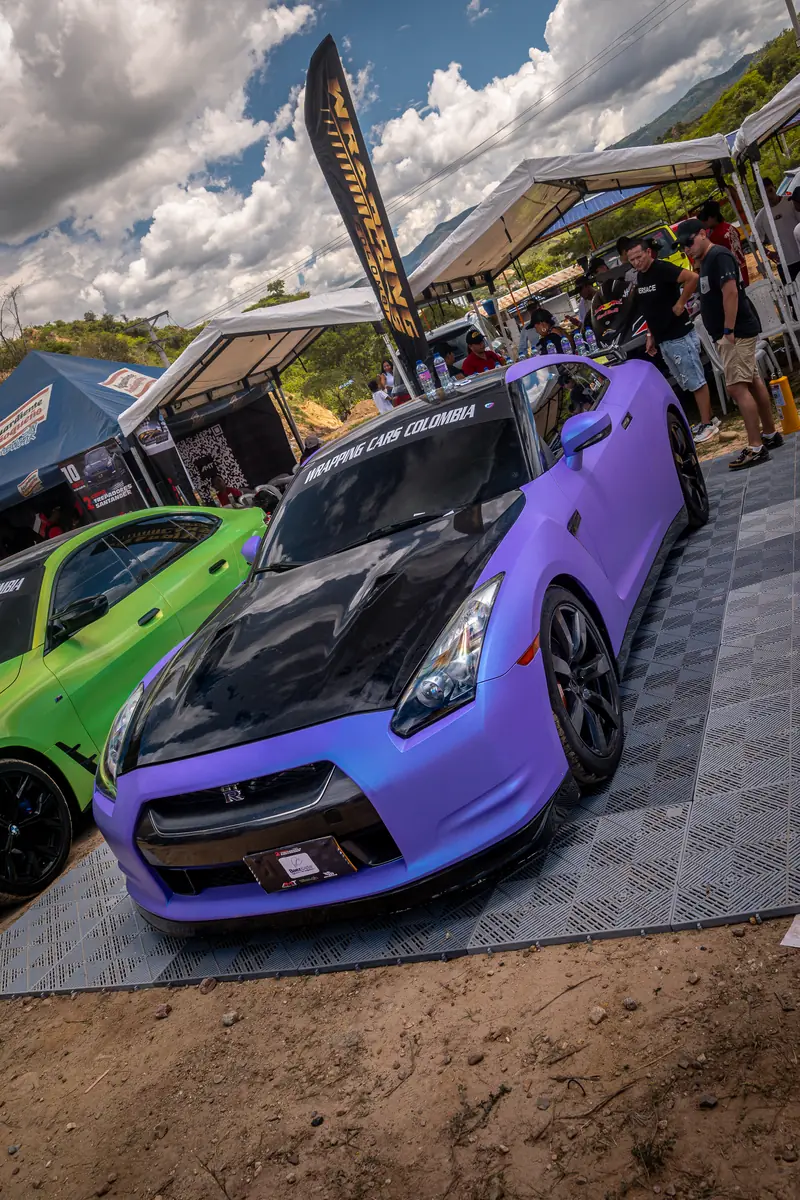 Nissan GT-R morado en la zona de exhibición