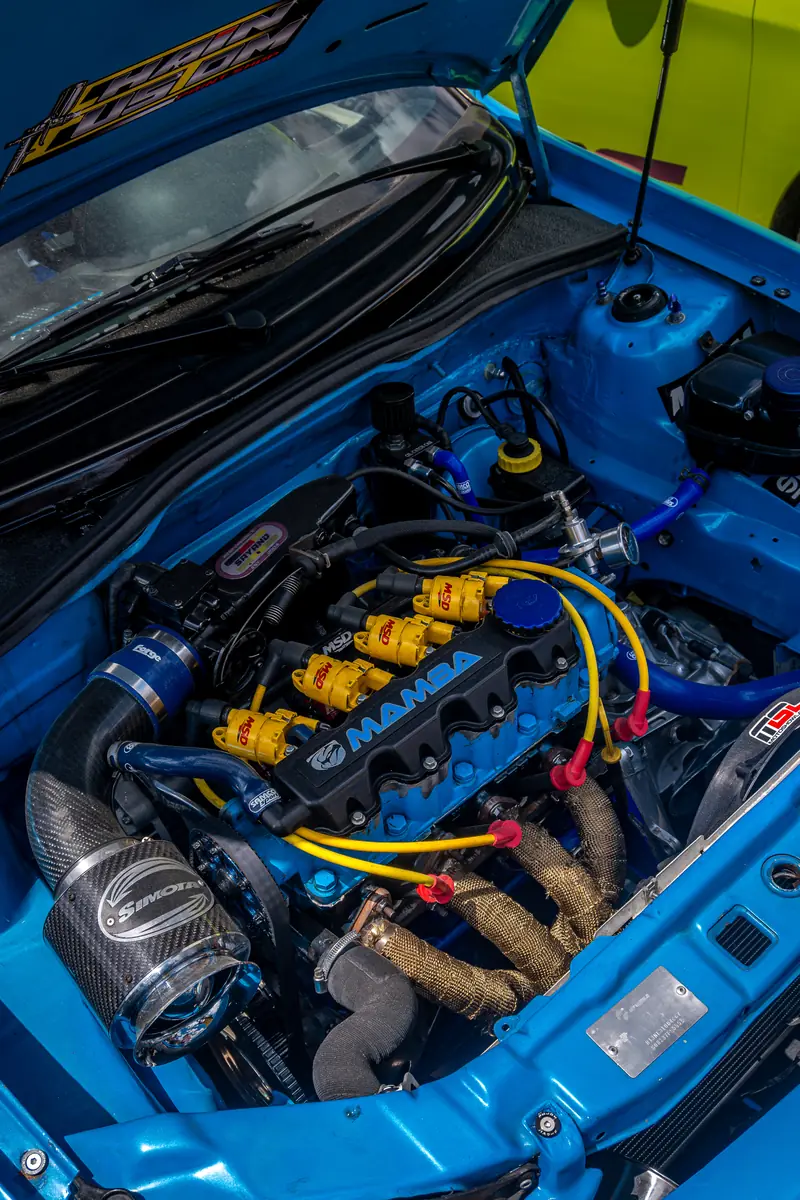 Motor preparado con cables amarillos y piezas azules