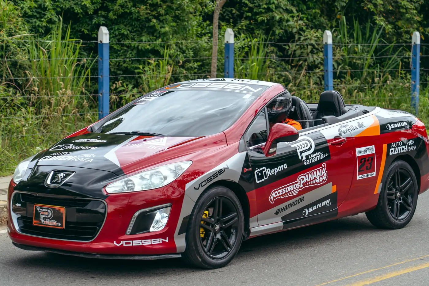 Peugeot descapotable con gráfica de patrocinadores